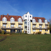 Das Landhotel Löwenbruch - Gartenansicht im Sommer