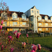 Das Landhotel Löwenbruch bei strahlendem Sonnenschein
