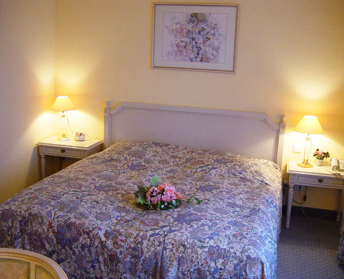 Landhotel Löwenbruch - Zimmer - Hochzeitszimmer mit Doppelbett
