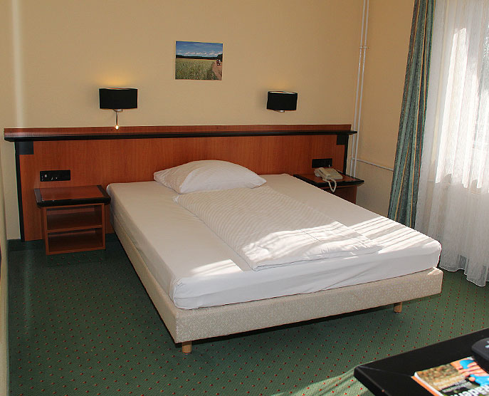 Landhotel Löwenbruch - Ansicht Zimmer mit Kingsize-Bett