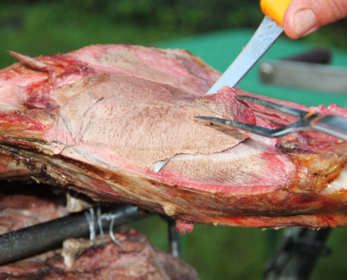 Barbecue im Restaurant »Zum Galloway« - Grillfleisch wird angerichtet