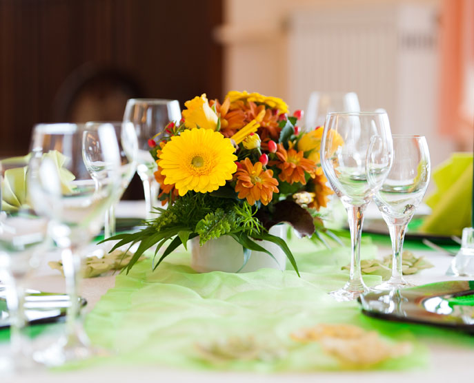Stimmige Tischdeko mit Blumen im Restaurant »Zum Galloway«