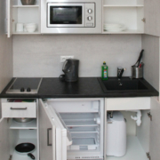 Bild 2-Bett-Apartment (27+47) - Ansicht Küche mit offenen Schränken