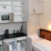 Bild 2-Bett-Apartment (27+47) - Ansicht Küche und Bett