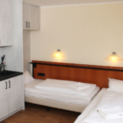 Bild 2-Bett-Apartment (27+47) - Ansicht Küche und Betten