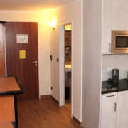 Bild 2-Bett-Apartment (27+47) - Ansicht Küche und Flur