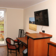 Bild 2-Bett-Apartment (27+47) - Ansicht Schreibtisch und Fernseher