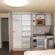 Bild 3-Bett-Apartment (63) - Ansicht Küche mit offenen Schränken