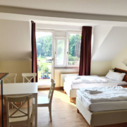 Bild 4-Bett-Apartment (42-52) - Ansicht Betten Sitzbereich und Balkon