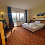 Premiumzimmer - Ansicht Doppelbett mit Aussicht